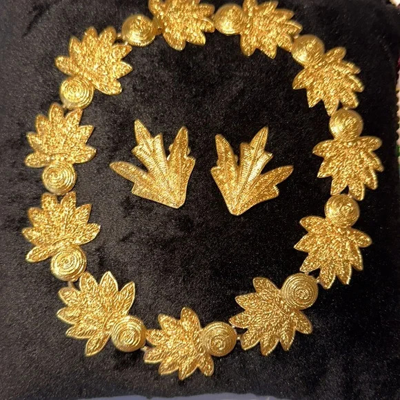 Vintage Dauplaise Abstract Leaf & Button Collar Necklace & Clip on Earrings
